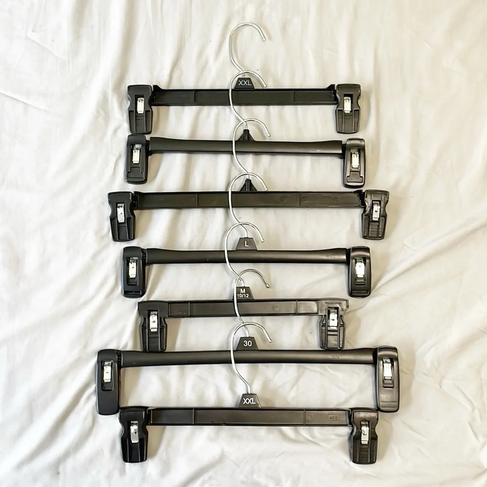 Set of 7 black plastic bottom hangers for clothes